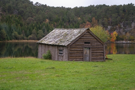 Hütte am See in Norwegen