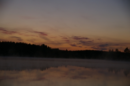 See am Abend mit aufsteigendem Nebel