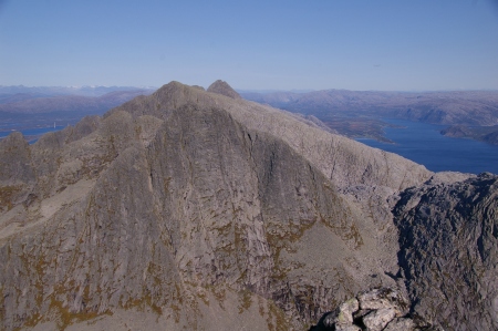 Blick von von oben auf den nächsten Schwesterngipfel