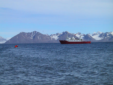 Wir werden von Prinz Karls Forland mit der Polargirl abgeholt